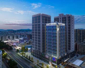 Country Inn & Suites by Radisson Dongfu Plaza - Jiang Men - Будівля