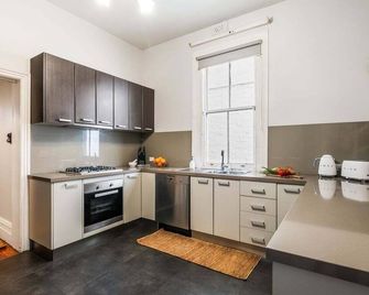 Stylish Victorian Terrace in Prime Albert Park - Melbourne - Kitchen
