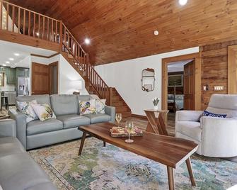 Private Luxe Riverfront Cabin: Pool; Hot Tub; Fire pit; Game Room; Disc Golf - Mount Airy - Huiskamer