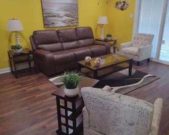 The 'Kingsdale' 2 Bedrooms - Franklin - Living room