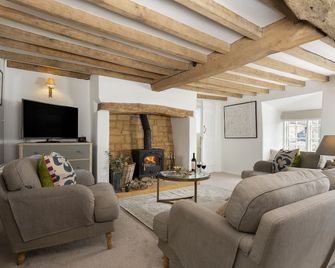 Harrowby End is an attractive thatched roof property - Chipping Campden - Living room