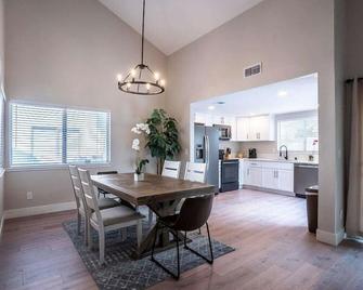 Trendy Stylish King Bed Mins to DT - Sacramento