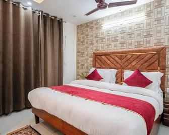 Plum Tree Hotels - Gurugram - Bedroom