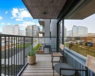 Unwind in Luxury Steps From Smáralind Mall - Reikiavik - Balcón