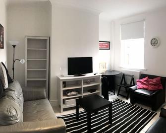 Beautiful Home, 3 Bedroom House Near Alton Towers, Wedgwood Museum, Universities - Newcastle-under-Lyme - Living room