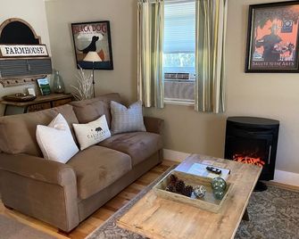 Peaceful and Private Hot Tub, 2.1 miles to Sonoma Plaza, Romantic Getaway for 2 - Sonoma - Living room