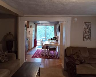 Antique Apartment in the Heart of the Lakes Region - Ashland - Huiskamer