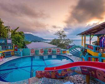 فاريندا جاردن ريزورت - كوه ساموي - حوض السباحة