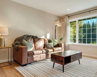 Hidden Lake guest house is on 20 Secluded Acres with a Beautiful private Lake. - Arlington - Sala de estar