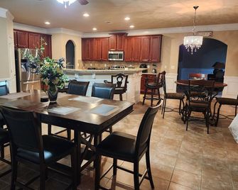 5 bedrooms/ 4 baths/ sleeps 14 (8.7 miles from Jordan-Hare Stadium). - Auburn - Essbereich