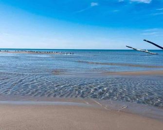 Cozy 2 BDRM Cottage w/private hot tub, sauna, private beach access, fire pit - Lambton Shores - Beach