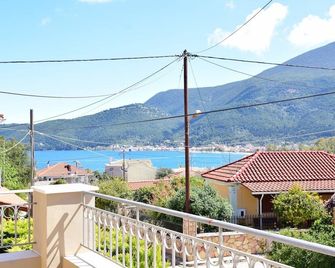 Charming 2-bedroom apartment in peaceful Karavomylos with AC, WiFi - Karavomylos - Balcony