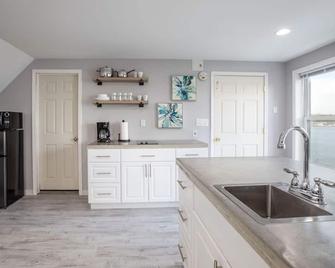 Peaceful updated Studio overlooking Irondequoit Bay - Irondequoit - Kitchen