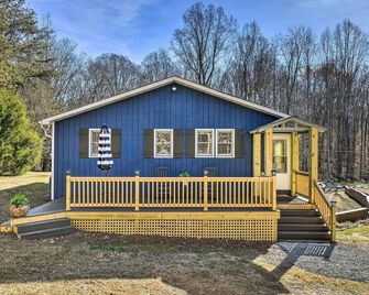 Charming Yadkin Valley Cottage w/ Deck & Yard - Yadkinville - Edificio