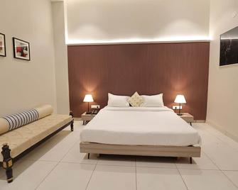 Vaishnav Hotel - Latur - Bedroom