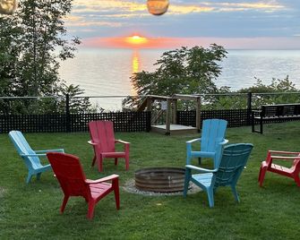 Beautiful beachfront cottage with hot tub, Bayfield ON - Bayfield - Patio