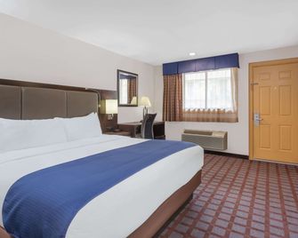 Days Inn by Wyndham Woodbury Long Island - Woodbury - Schlafzimmer