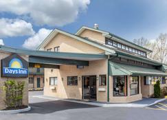 Days Inn by Wyndham Woodbury Long Island - Woodbury - Building