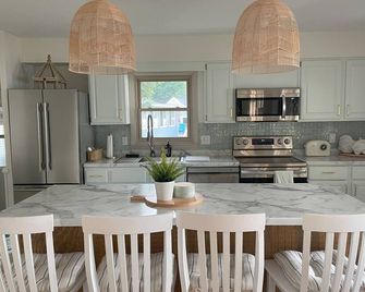 New Listing - Lake Missaukee Beachfront Bungalow! - Lake City - Cocina