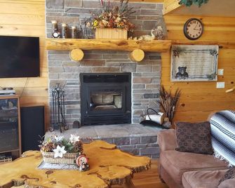 Beautiful Luxurious Cabin - The perfect getaway! - Duck Creek Village - Living room