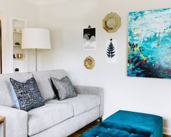 Charming Renovated Cottage, Perfect Location, Walk to Everything, Across From Park & Cultural Center - Newberg - Obývací pokoj