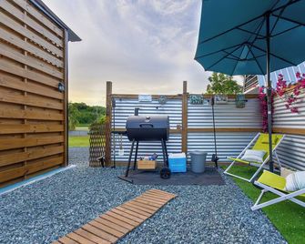 Rustic cabin container with AC in charming Manatí for relaxing days - Manatí - Patio