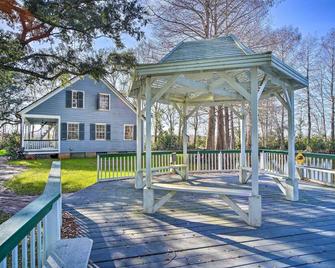 Idyllic Houma Vacation Rental on Shared Pond! - Houma - Patio