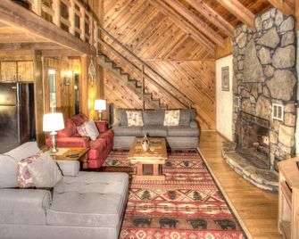 Bear Footin`- 4BR Cabin with Covered Hot Tub, Walkable to Downtown Helen, GA - Helen - Living room