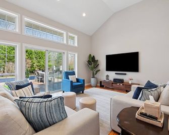 New Deck! Private 1 Acre Family Friendly Home - Heated Pool, Home Office & Gym - Westhampton - Sala de estar