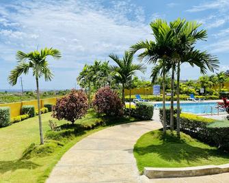 Jhadano Villa 3BR Pool Shuttle 3 Mins to Beach - Falmouth - Piscine