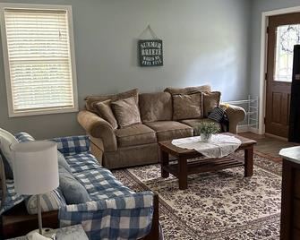Beautiful property near URI, Beaches and Newport! - Kingston - Living room