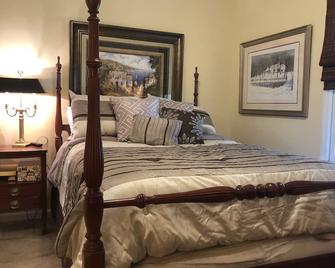 Elon Private Guest Suite : 2 bedroom, Sitting room, bath, laundry - Elon - Bedroom