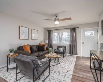Five Star Flip- Bright & Renovated 3br/2ba - Sioux Falls - Living room