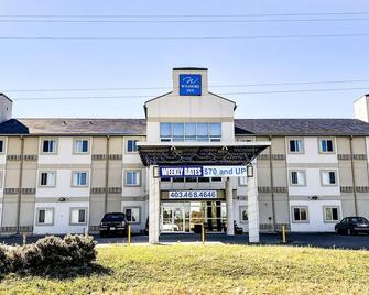 The Wilshire Inn - Claresholm - Building