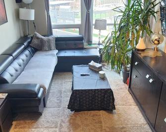 Urban Oasis: 1br City Centre/ Parking Included - Mississauga - Sala