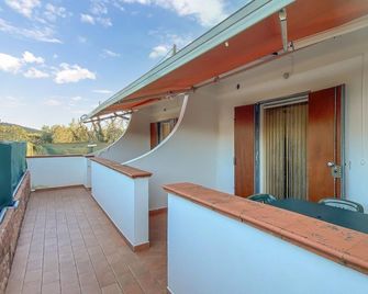 5 Bedroom Amazing Home In Vieste - Vieste - Balkon