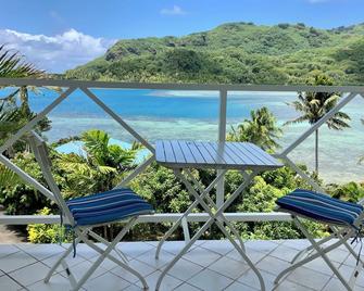 Charmant Bungalow bord de mer accès privé lagon - Fareeru - Parveke