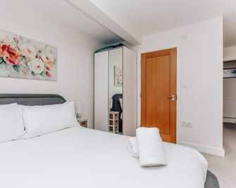 Central Modern Flat for 4-6 & dedicated parking - Henley-on-Thames - Bedroom