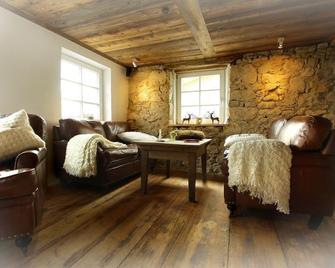 Deluxe farmhouse, smokehouse kitchen, tiled stove, bathroom in stable, Whirlpool - Obernheim - Sala de estar