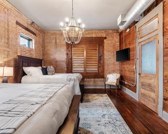 Historic Downtown condo just blocks from the courthouse - Angleton - Bedroom