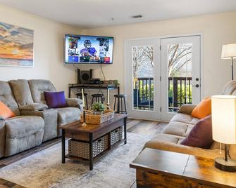 Lakeside Clemson Condo With 4K/Surround Sound/Xbox/Coffee Bar/Private Bathrooms - Seneca - Living room