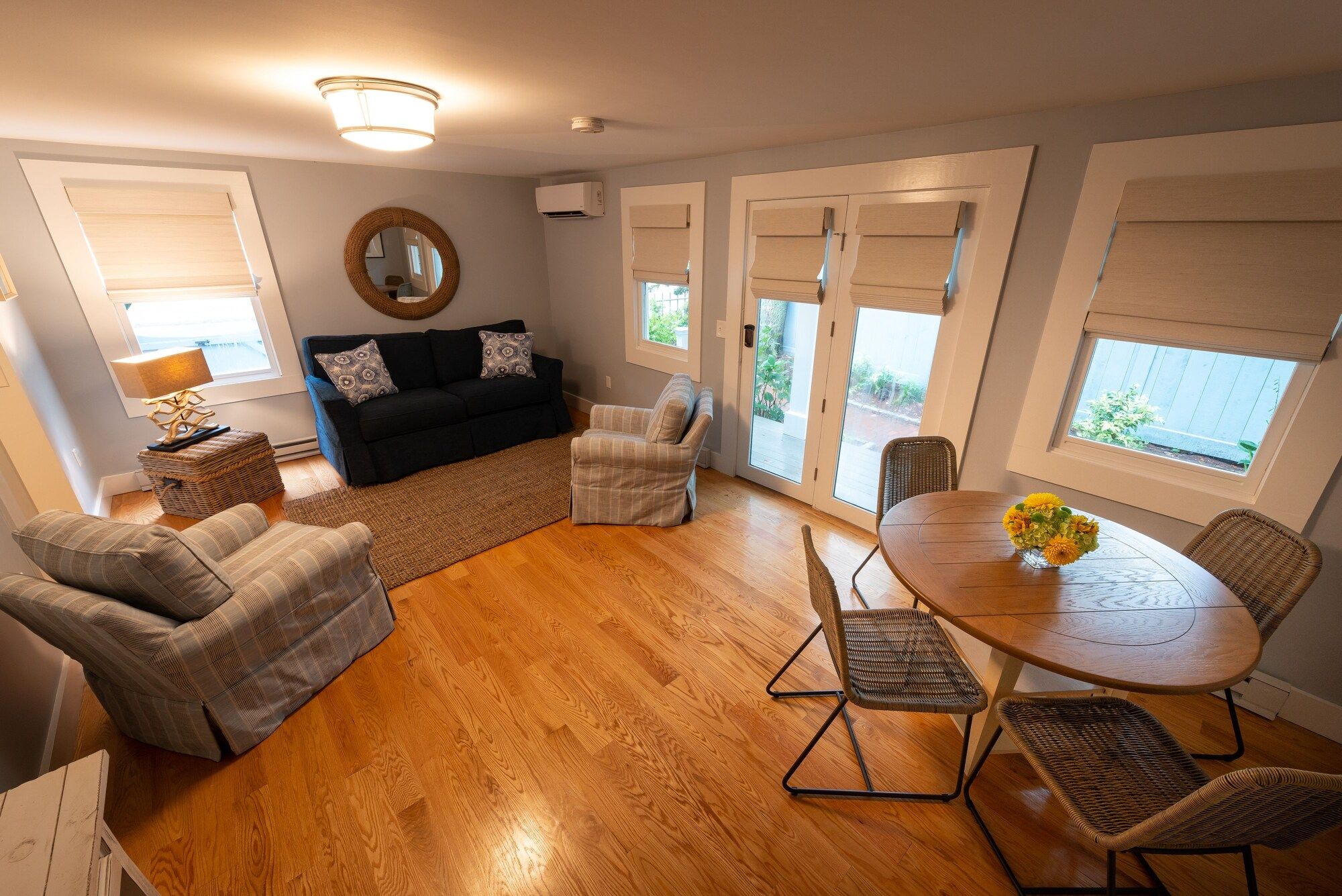 Town & Tide Inn - Newport - Living room