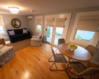 Town & Tide Inn - Newport - Living room