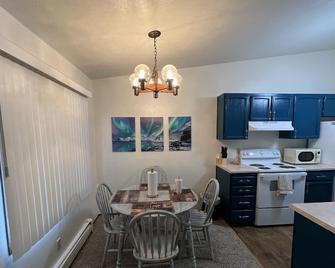 One bedroom top floor condo with Mountain View from bedroom - Anchorage - Restaurante