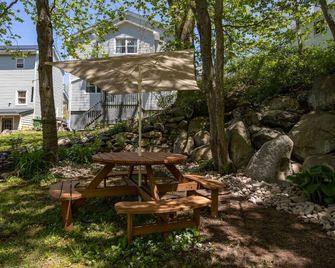 Serenity Place w babbling brook & beautiful garden - Dartmouth - Patio