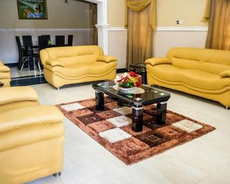 Modern 4 Bedroom En-suite duplex 24/7 Security - Ibadan - Living room
