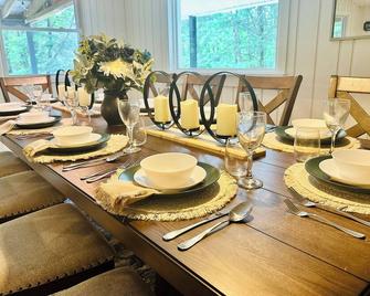 Serene 6-Bedroom Mountainside Chalet Retreat w/ EV Charging - Woodstock - Dining room