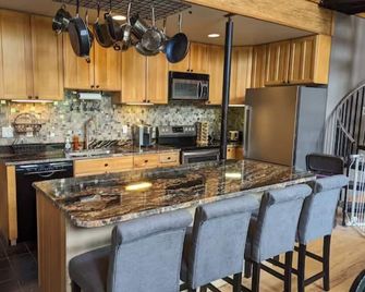 Child-Friendly Luxurious Lodge One Block From The Lake - McHenry - Kitchen