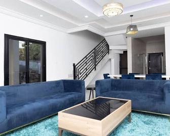 Three story 3 bedroom 4 bath with Pool. 10 Minute Walk to the Beach. Sleeps 6. - Banjul - Lounge