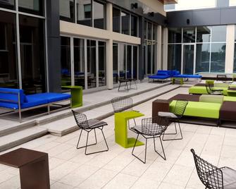 Aloft Montreal Airport - Montreal - Patio